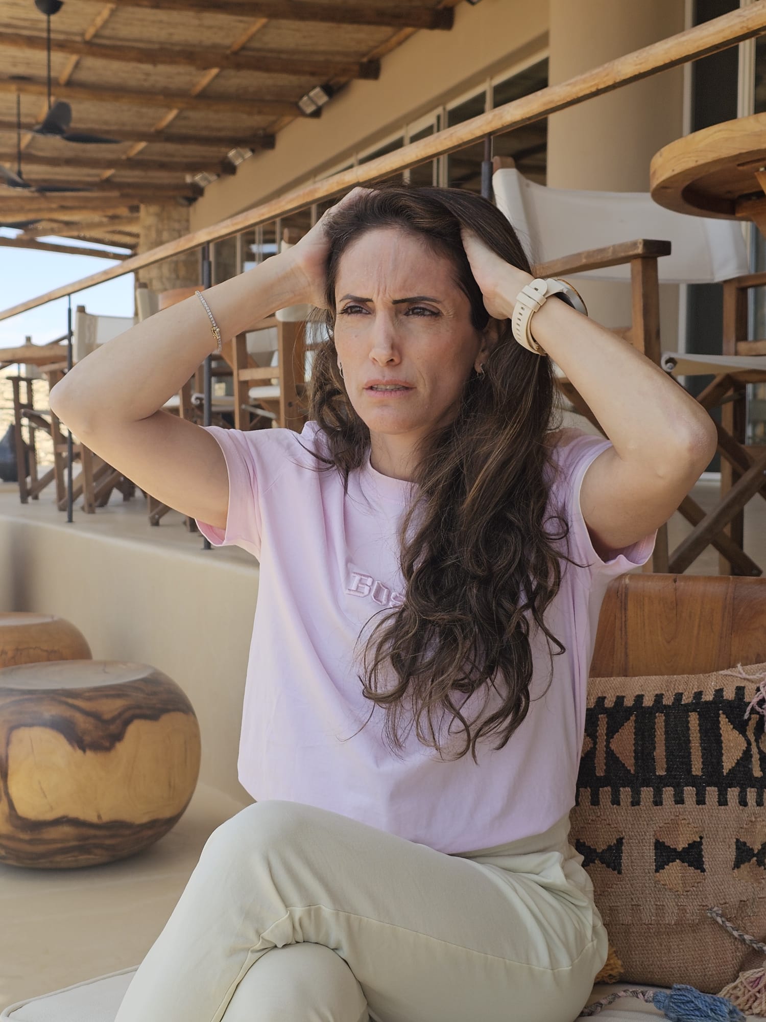אם מחייכת ומחזיקה סל כביסה – "לימוד אחריות דרך משימות יומיומיות בבית" חדר ילדים מבולגן – "למה לא לסדר את החדרים של הילדים בעצמך" ילדים מסדרים יחד – "אחריות הילדים בבית – דרך לעצמאות וביטחון עצמי"